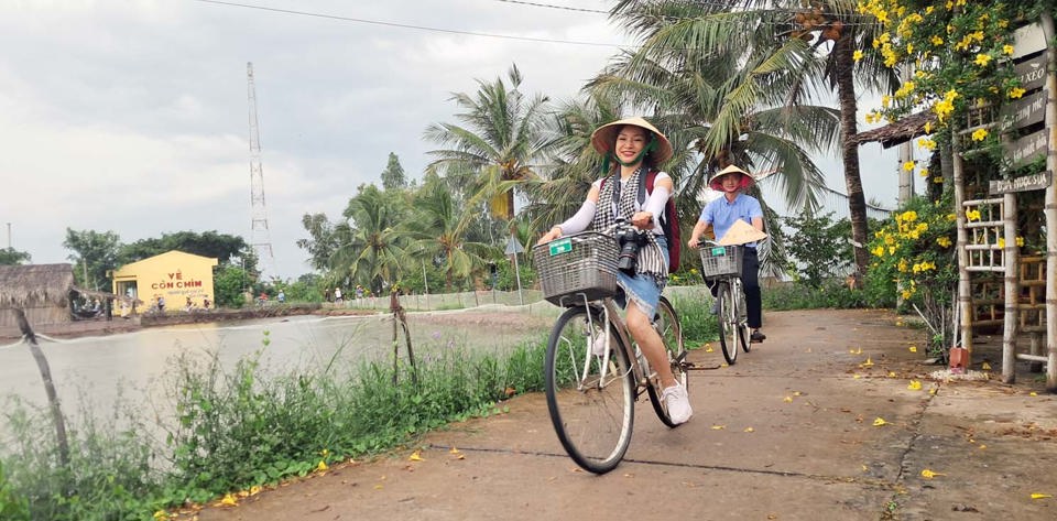 Du kh&aacute;ch tham quan điểm du lịch Cồn Chim (Tr&agrave; Vinh). Ảnh: Ho&agrave;i Nam