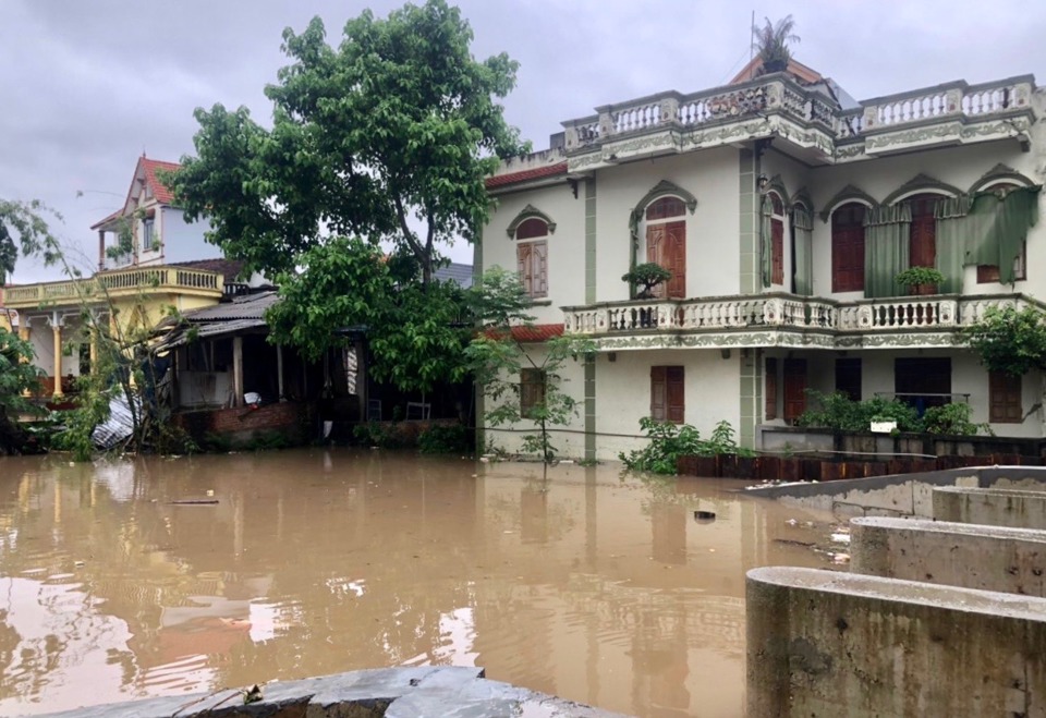 Nước s&ocirc;ng B&ugrave;i l&ecirc;n cao, tr&agrave;n đ&ecirc; B&ugrave;i 2 g&acirc;y ngập &uacute;ng cho một số điểm d&acirc;n cư thuộc c&aacute;c x&atilde; Nam Phương Tiến v&agrave; Ho&agrave;ng Văn Thụ (huyện Chương Mỹ).