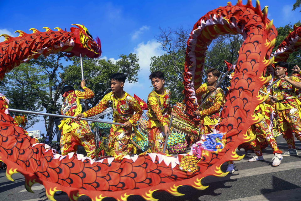 Tr&igrave;nh diễn nghệ thuật m&uacute;a rồng truyền thống tại Festival Thu H&agrave; Nội năm 2023. Ảnh: Ho&agrave;i Nam