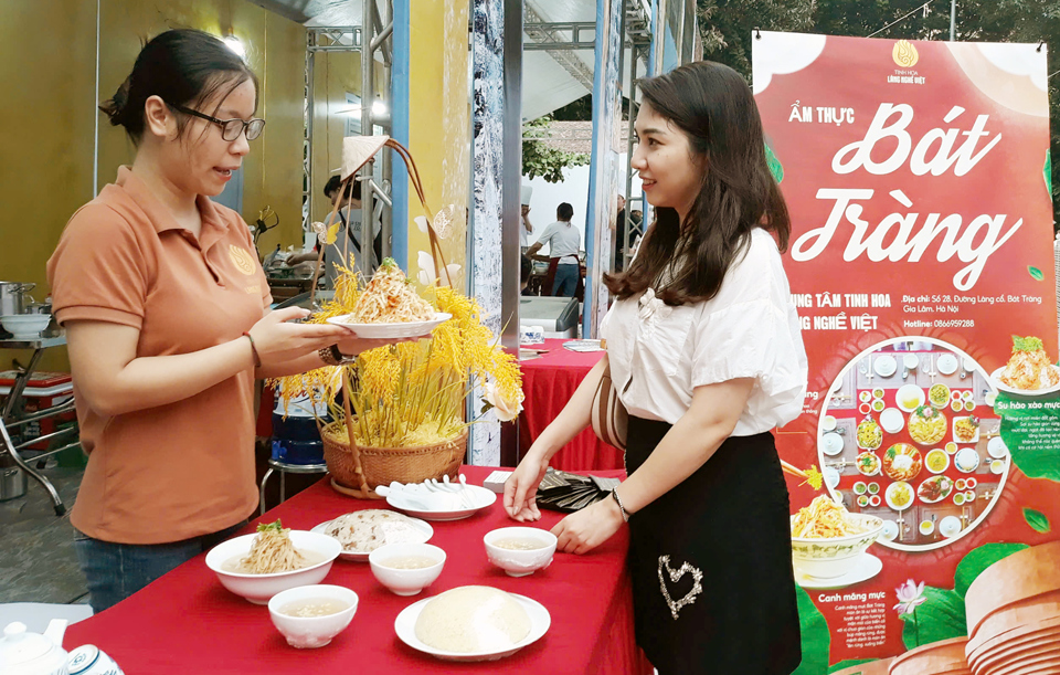 Kh&aacute;ch du lịch thưởng thức đặc sản ẩm thực H&agrave; Nội tại Festival Thu H&agrave; Nội 2023. Ảnh: Ho&agrave;i Nam