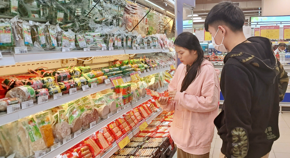 Người ti&ecirc;u d&ugrave;ng mua thực phẩm giảm gi&aacute; tại si&ecirc;u thị Co.op mart. Ảnh: Ho&agrave;i Nam