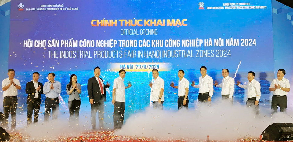 C&aacute;c đại biểu nhấn n&uacute;t khai mạc Hội chợ sản phẩm c&ocirc;ng nghiệp trong c&aacute;c khu c&ocirc;ng nghiệp H&agrave; Nội năm 2024. Ảnh: Ho&agrave;i Nam