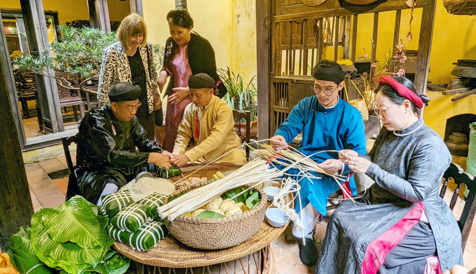 Kh&aacute;ch du lịch trải nghiệm văn h&oacute;a phố cổ tại Ng&ocirc;i nh&agrave; Di sản số 87 phố M&atilde; M&acirc;y. Ảnh: Ho&agrave;i Nam