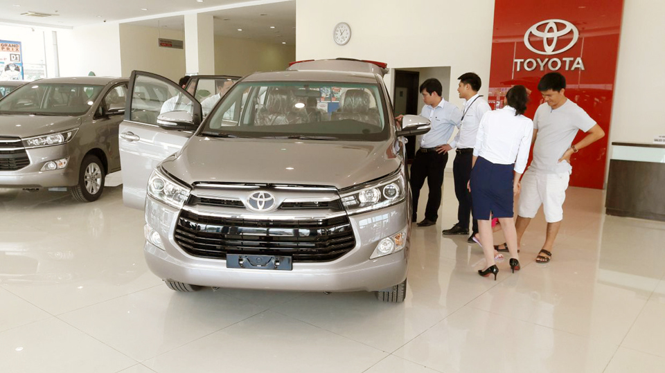 Người ti&ecirc;u d&ugrave;ng mua xe Toyota tại đại l&yacute;. Ảnh: Ho&agrave;i Nam