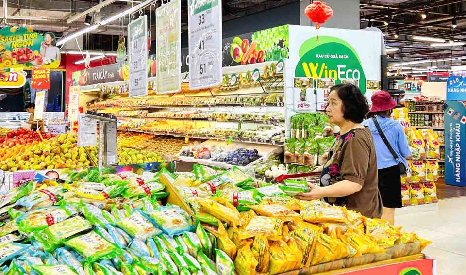 Người ti&ecirc;u d&ugrave;ng mua sản phẩm giảm gi&aacute; tại si&ecirc;u thị Winmart. Ảnh: Ho&agrave;i Nam