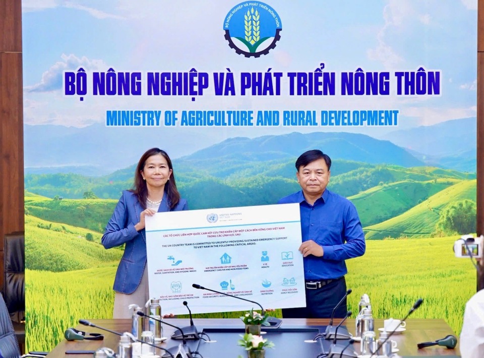 Thứ trưởng Bộ NN&amp;PTNT Nguyễn Ho&agrave;ng Hiệp tiếp nhận hỗ trợ từ c&aacute;c tổ chức quốc tế.