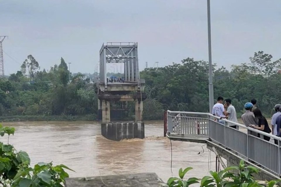 Hiện trường sự cố sập cầu Phong Ch&acirc;u tại tỉnh Ph&uacute; Thọ v&agrave;o s&aacute;ng 9/9.