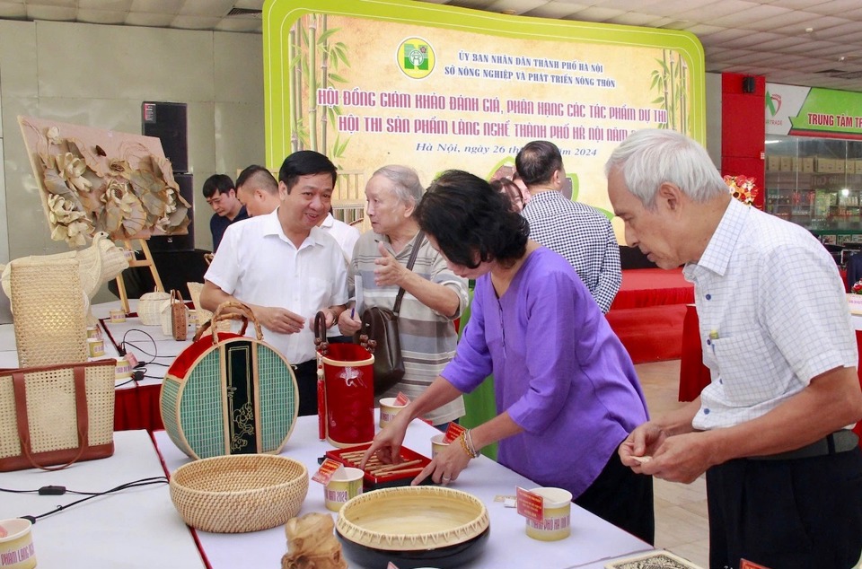 Tại hội nghị đ&aacute;nh gi&aacute;, ph&acirc;n hạng sản phẩm l&agrave;ng nghề TP H&agrave; Nội năm 2024 tổ chức ng&agrave;y 26/9, Hội đồng gi&aacute;m khảo đ&atilde; đ&aacute;nh gi&aacute;, lựa chọn để t&ocirc;n vinh 61 giải thưởng cho c&aacute;c t&aacute;c phẩm dự thi. Lễ trao giải dự kiến tổ chức v&agrave;o đầu th&aacute;ng 10/2024.