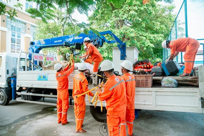 dien-luc-thua-thien-hue-cu-doi-xung-kich-ho-tro-quang-ninh-khac-phuc-su-co-luoi-dien-do-bao-so-3-anh-1-1726112477820555151815.jpg