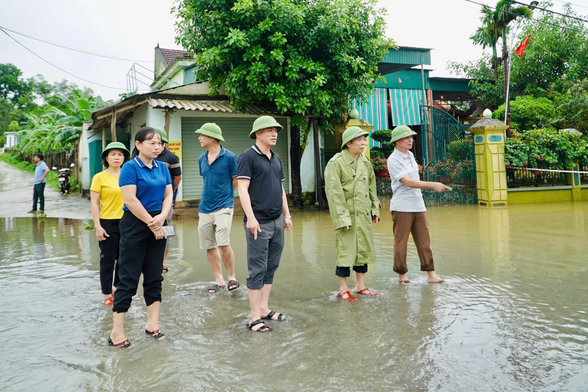 dong-chi-phan-van-giap-chu-tich-ubnd-huyen-tan-ky-di-kiem-tra-va-chi-dao-co-so-ung-pho-mua-lon.-chu-tich-mac-ao-mua-tai-xa-nghia-hoan-.jpg