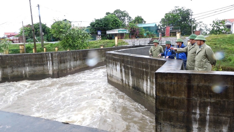 Gi&aacute;m đốc Sở NN&amp;PTNT Nguyễn Xu&acirc;n Đại kiểm tra c&ocirc;ng t&aacute;c ứng ph&oacute; b&atilde;o số 3 tại huyện Thanh Oai chiều ng&agrave;y 7/9.&nbsp;