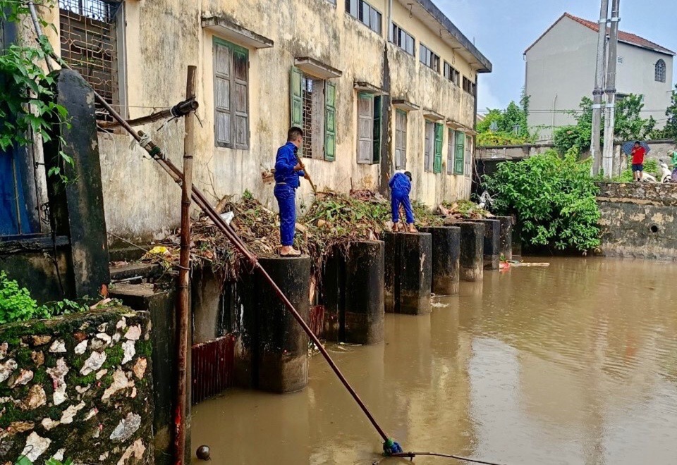 C&ocirc;ng nh&acirc;n ng&agrave;nh thuỷ lợi tập trung khơi th&ocirc;ng d&ograve;ng chảy.