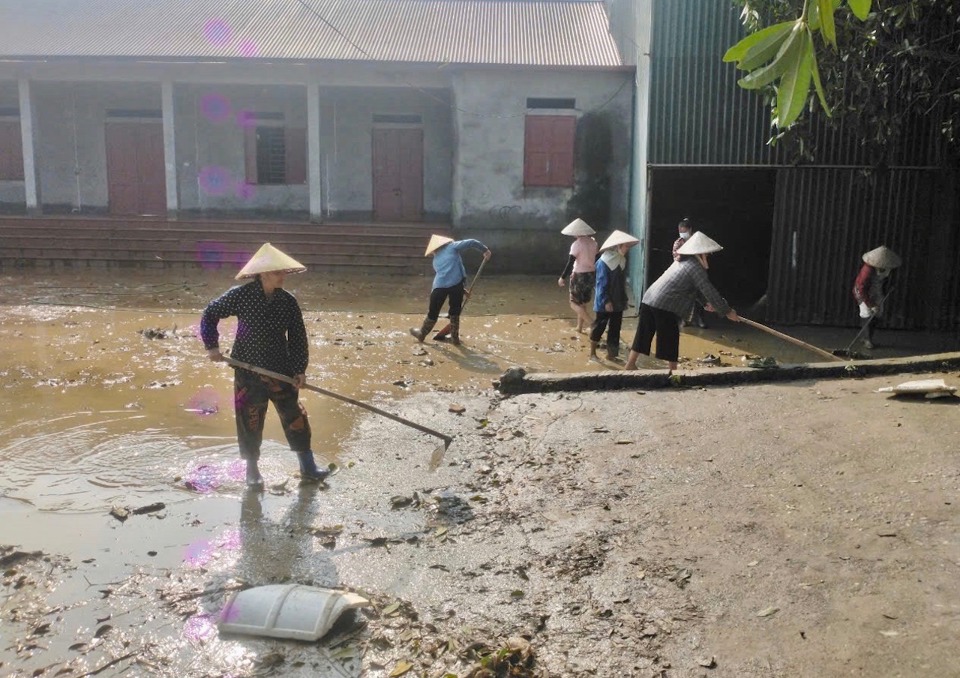 Tranh thủ nước lũ r&uacute;t, người d&acirc;n huyện S&oacute;c Sơn tập trung khắc phục hậu quả.