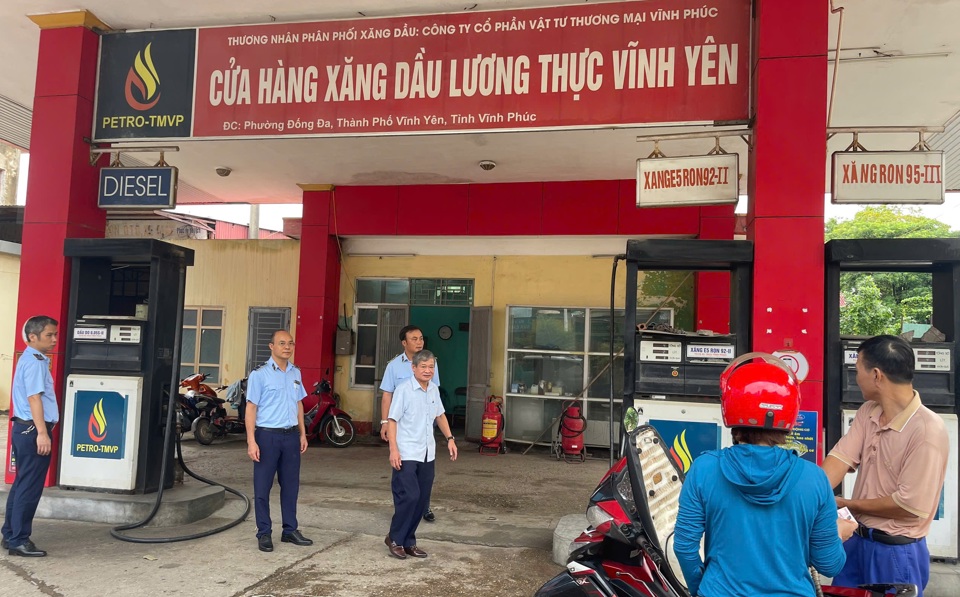 Lực lượng QLTT kiểm tra hoạt động kinh doanh xăng dầu tr&ecirc;n địa b&agrave;n tỉnh Vĩnh Ph&uacute;c. Ảnh: QLTT