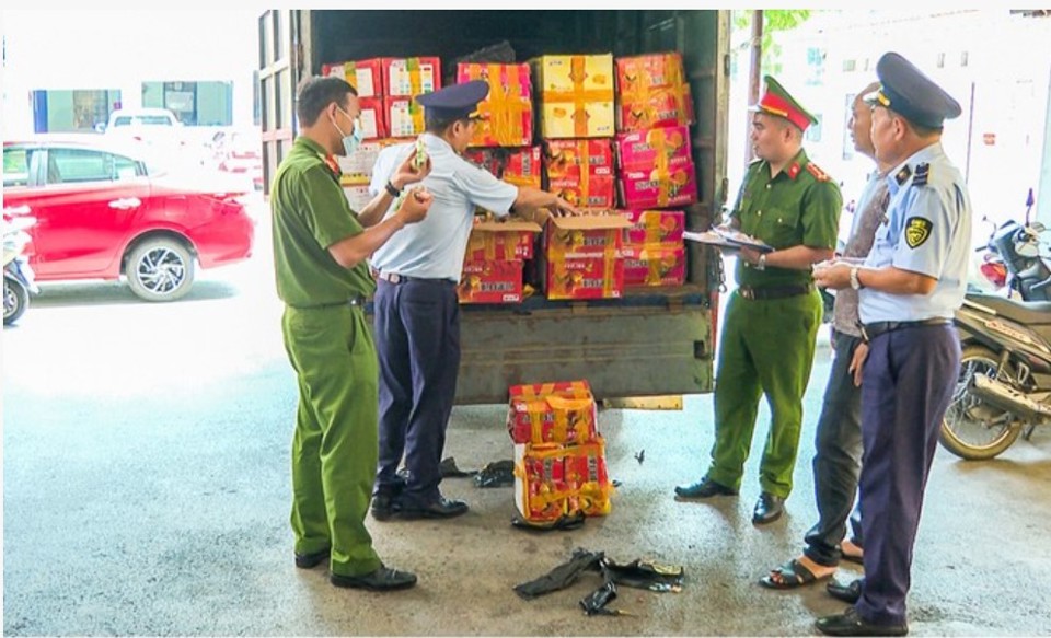 Lực lượng chức năng tỉnh Bắc Giang ph&aacute;t hiện số lượng lớn b&aacute;nh Trung thu kh&ocirc;ng r&otilde; nguồn gốc, xuất xứ.