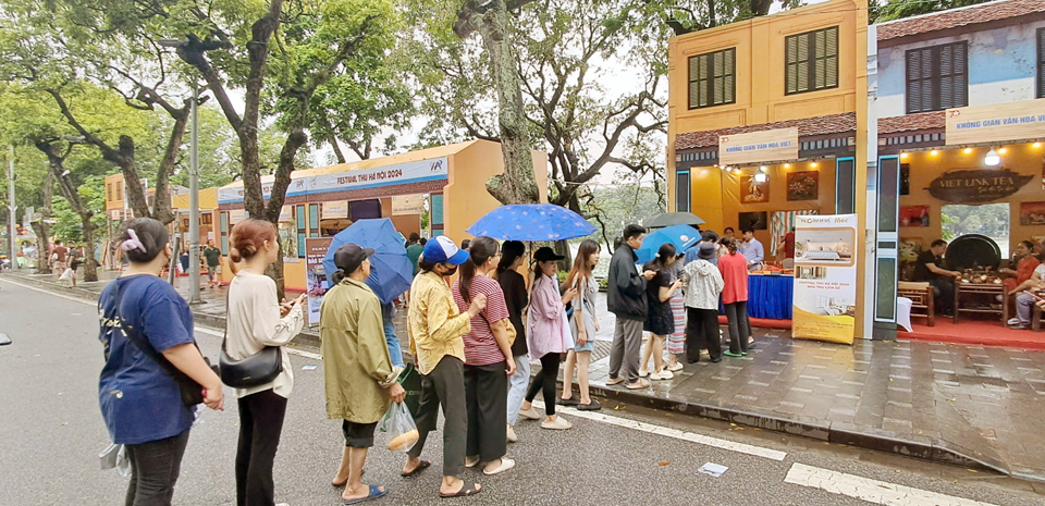 Du kh&aacute;ch trải nghiệm văn h&oacute;a xếp h&agrave;ng thời bao cấp tại Festival Thu H&agrave; Nội năm 2024. Ảnh: Ho&agrave;i Nam