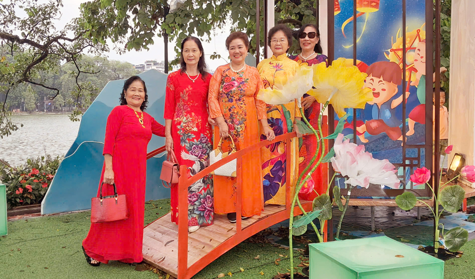 Du kh&aacute;ch chụp ảnh trải nghiệm với lồng đền Trung Thu tại Festival Thu H&agrave; Nội năm 2024.. Ảnh: Ho&agrave;i Nam