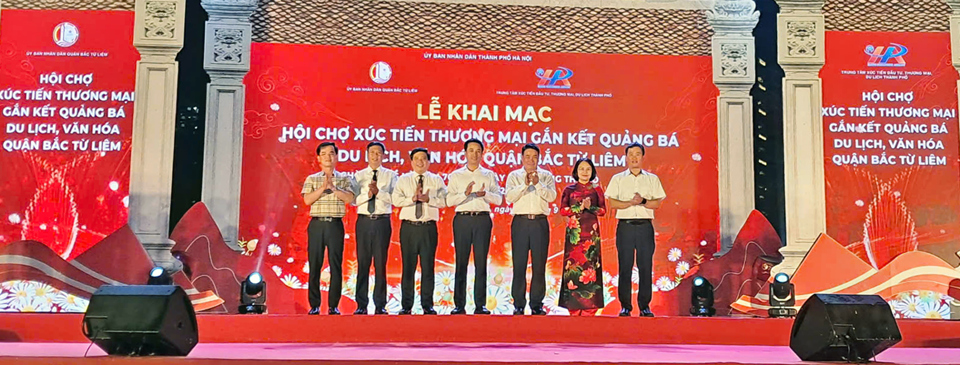 C&aacute;c đại biểu nhấn n&uacute;t khai mạc hội chợ x&uacute;c tiến thương mại gắn kết quảng b&aacute; du lịch, văn h&oacute;a quận Bắc Từ Li&ecirc;m. Ảnh: Ho&agrave;i Nam