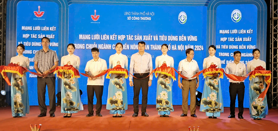 C&aacute;c đại biểu cắt băng khai mạc Chương tr&igrave;nh Kết nối &ldquo;Mạng lưới li&ecirc;n kết hợp t&aacute;c sản xuất v&agrave; ti&ecirc;u d&ugrave;ng bền vững trong chuỗi ng&agrave;nh chế biến n&ocirc;ng sản năm 2024&rdquo;. Ảnh: Ho&agrave;i Nam