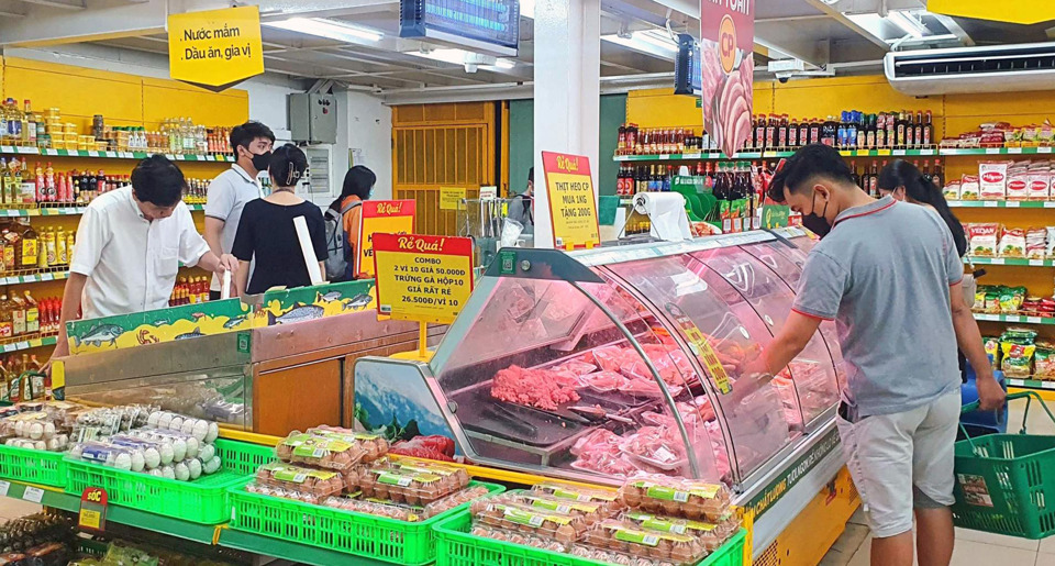 Sản phẩm giảm gi&aacute; tại si&ecirc;u thị Winmart thu h&uacute;t người ti&ecirc;u d&ugrave;ng mua sắm. Ảnh: Ho&agrave;i Nam