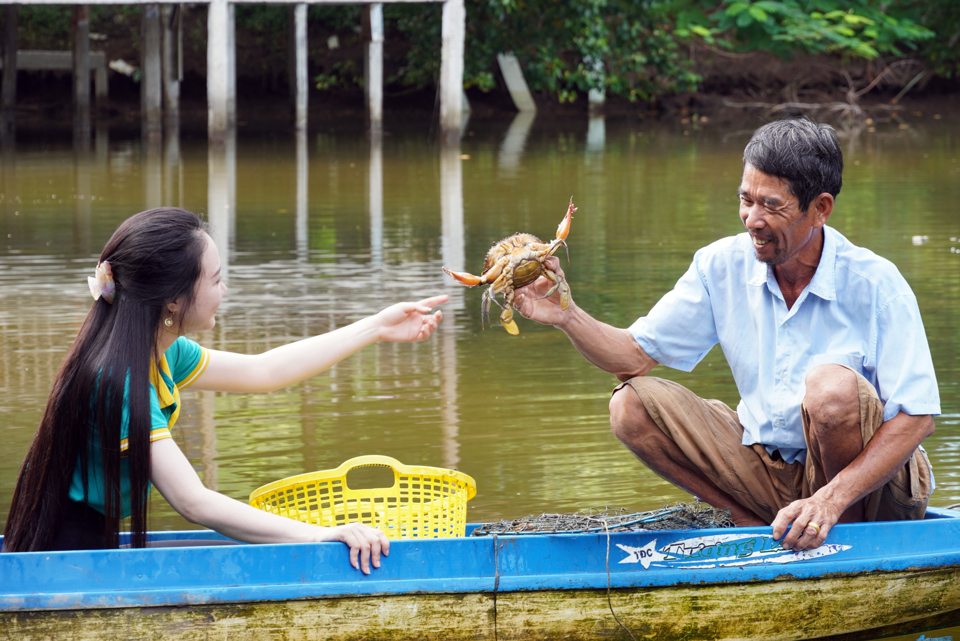 Tr&atilde;i nghiệm bắt cua trong tour (Ho&agrave;ng Nam).