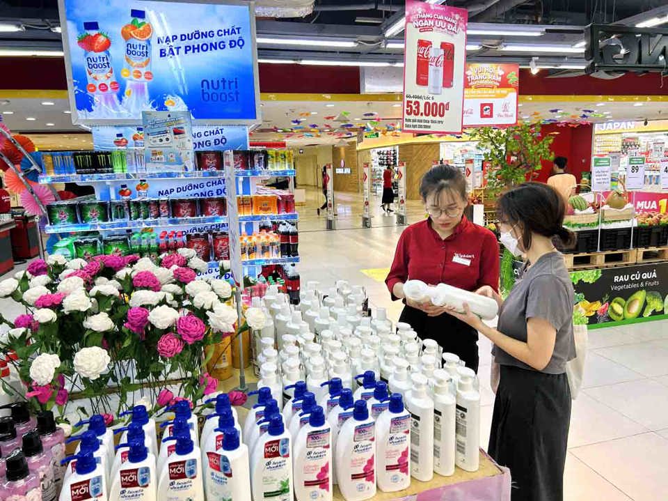 Sản phẩm khuyến mại nh&acirc;n ng&agrave;y phụ nữ Việt Nam tại si&ecirc;u thị Co,op Mart thu h&uacute;t phụ nữ t&igrave;m mua. Ảnh: Ho&agrave;i Nam