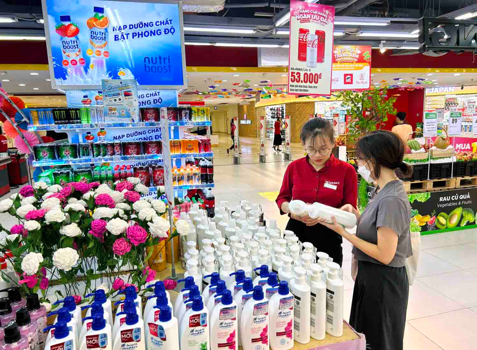 Người ti&ecirc;u d&ugrave;ng mua sản phẩm khuyến mại tại si&ecirc;u thị Winmart. Ảnh: Ho&agrave;i Nam