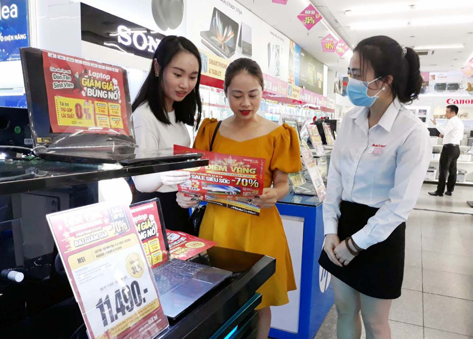 H&agrave;ng giảm gi&aacute; tại si&ecirc;u thị điện m&aacute;y Media Mart thu h&uacute;t người ti&ecirc;u d&ugrave;ng mua sắm. Ảnh: Ho&agrave;i Nam