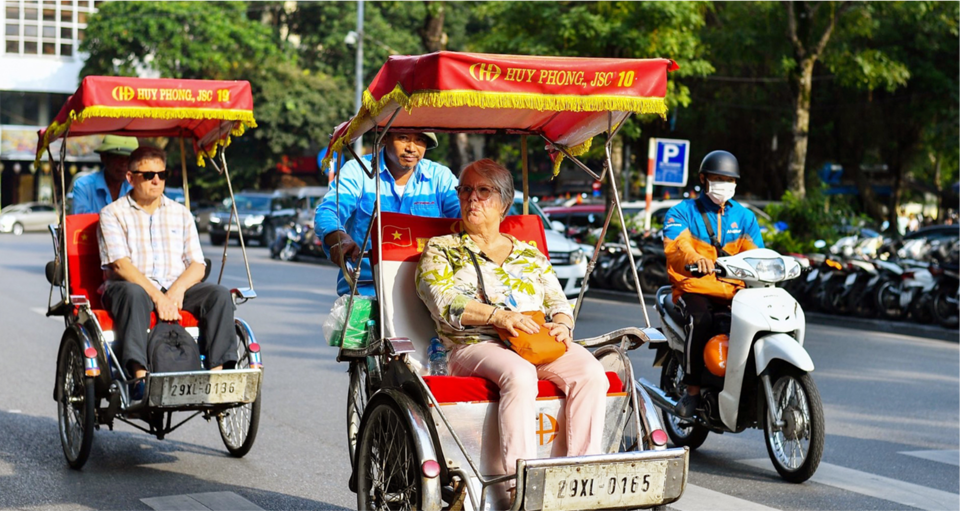 Kh&aacute;ch du lịch cao cấp tham quan phố cổ H&agrave; Nội. Ảnh: Ho&agrave;i Nam