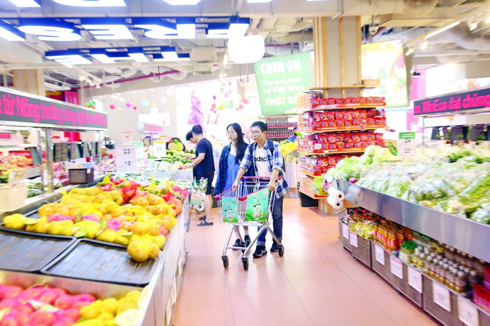 Người ti&ecirc;u d&ugrave;ng chọn mua h&agrave;ng tại si&ecirc;u thị Winmart Thăng Long, quận Cầu Giấy. Ảnh: Phạm H&ugrave;ng