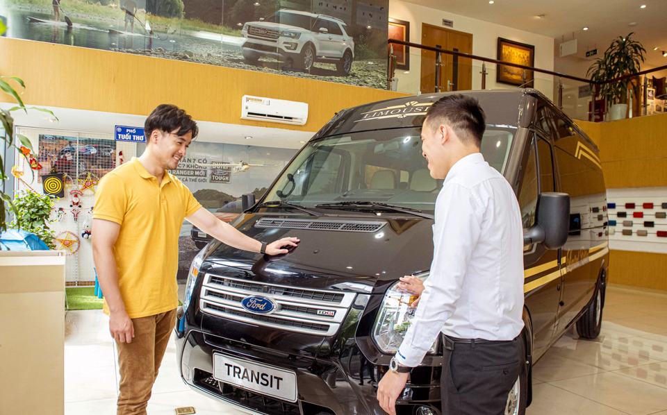 Người ti&ecirc;u d&ugrave;ng mua xe &ocirc; t&ocirc; Ford Transit tại địa l&yacute;. Ảnh: Ho&agrave;i Nam