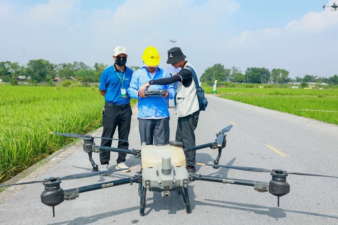 C&aacute;c học vi&ecirc;n tham gia thực h&agrave;nh điểu khiển thiết bị m&aacute;y bay kh&ocirc;ng người l&aacute;i.