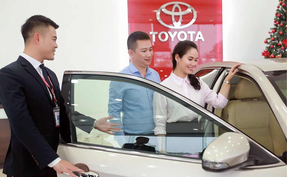 Người ti&ecirc;u d&ugrave;ng mua xe &ocirc; t&ocirc; tại Toyota Thăng Long. Ảnh: Ho&agrave;i Nam