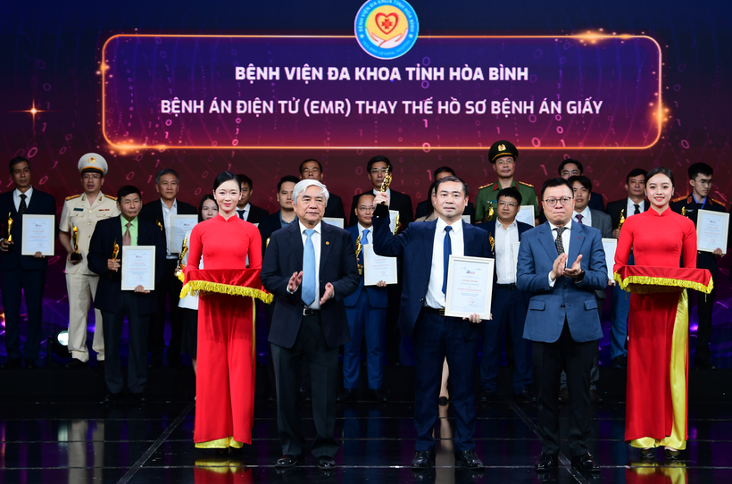 Thầy thuốc ưu t&uacute; Nguyễn Ho&agrave;ng Diệu - Gi&aacute;m đốc Bệnh viện Đa khoa tỉnh H&ograve;a B&igrave;nh nhận giải thưởng. Ảnh TA