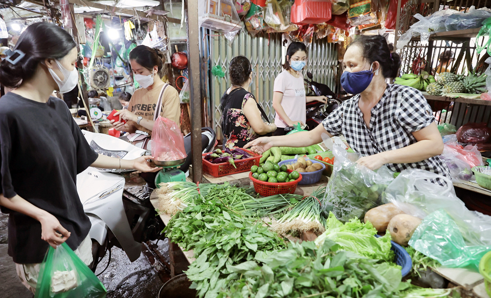 Người ti&ecirc;u d&ugrave;ng mua sắm tại chợ truyền thống. Ảnh: Ho&agrave;i Nam