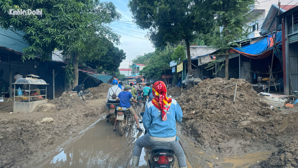 Nh&agrave; cửa, đường x&aacute; bị ảnh hưởng, k&eacute;o theo đ&oacute; l&agrave; hoạt động du lịch cũng kh&ocirc;ng tr&aacute;nh khỏi bị li&ecirc;n luỵ.