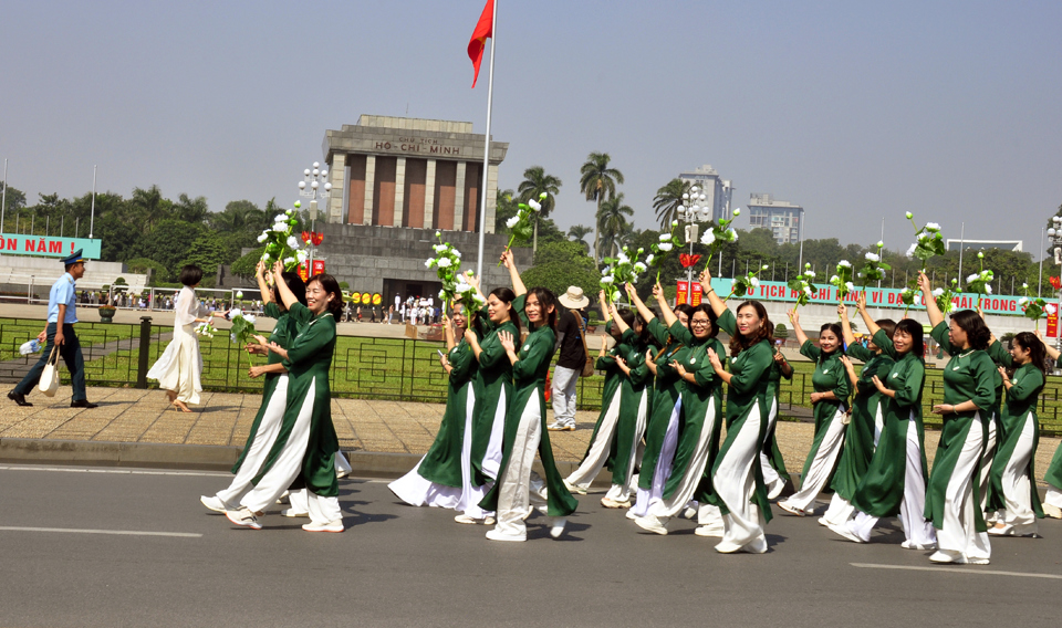 Phụ nữ Thủ đ&ocirc; tham gia sự kiện Carnaval &Aacute;o d&agrave;i "Phụ nữ Thủ đ&ocirc; hội nhập v&agrave; ph&aacute;t triển&rdquo;. Ảnh: Ho&agrave;i Nam