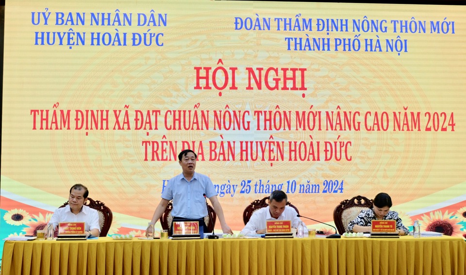 Đo&agrave;n thẩm định n&ocirc;ng th&ocirc;n mới TP H&agrave; Nội l&agrave;m việc tại huyện Ho&agrave;i Đức.