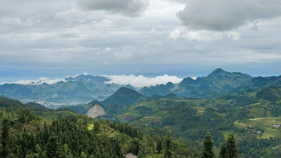 Khung cảnh n&uacute;i rừng h&ugrave;ng vĩ, tr&ugrave;ng tr&ugrave;ng điệp điệp tr&ecirc;n đường đi đến huyện Si Ma Cai.