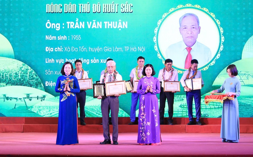 Ph&oacute; Chủ tịch Hội N&ocirc;ng d&acirc;n Việt Nam B&ugrave;i Thị Thơm v&agrave;&nbsp;Ph&oacute; B&iacute; thư Thường trực Th&agrave;nh ủy H&agrave; Nội Nguyễn Thị Tuyến trao danh hiệu cho c&aacute;c n&ocirc;ng d&acirc;n. Ảnh: Phạm H&ugrave;ng