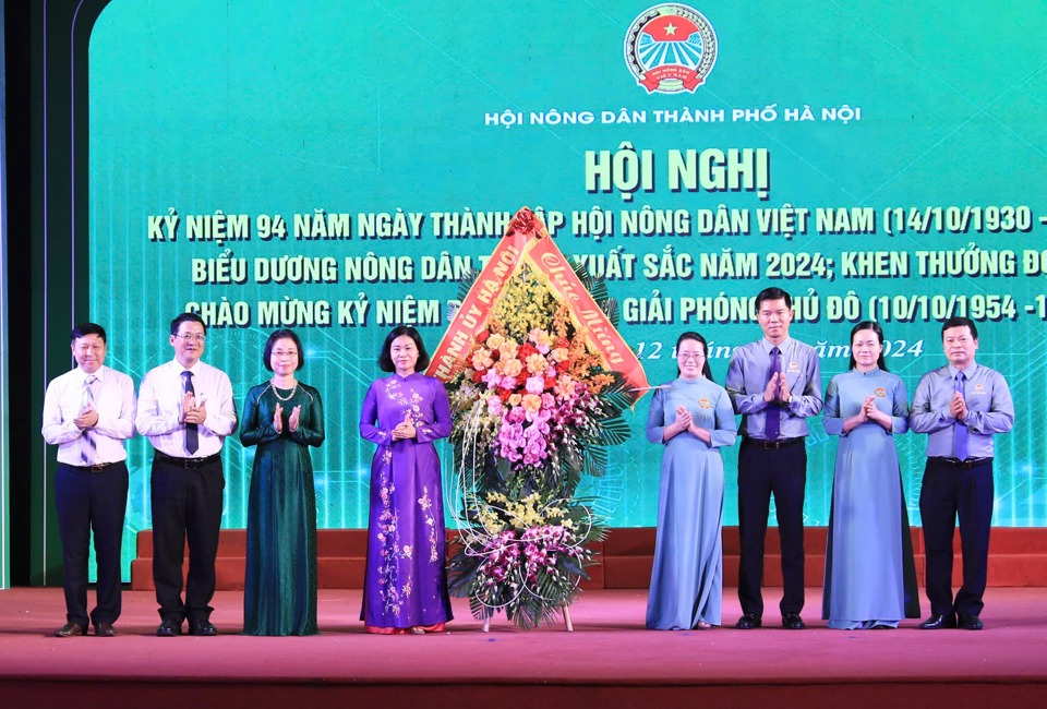 Ph&oacute; B&iacute; thư Thường trực Th&agrave;nh ủy H&agrave; Nội Nguyễn Thị Tuyến v&agrave; đại biểu TP H&agrave; Nội tặng hoa ch&uacute;c mừng Hội N&ocirc;ng d&acirc;n TP. &nbsp;Ảnh: Phạm H&ugrave;ng