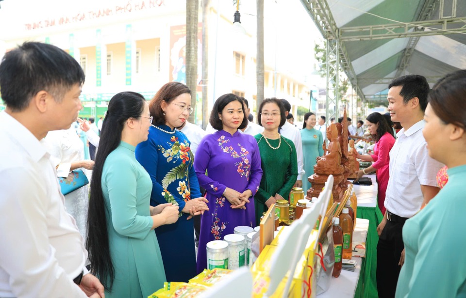 C&aacute;c đại biểu l&atilde;nh đạo Hội N&ocirc;ng d&acirc;n Việt Nam v&agrave; TP H&agrave; Nội tham quan gian h&agrave;ng giới thiệu sản phẩm của Hội N&ocirc;ng d&acirc;n TP. Ảnh: Phạm H&ugrave;ng