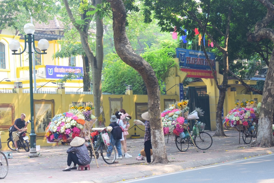 Đường Phan Đ&igrave;nh Ph&ugrave;ng&nbsp;nổi tiếng với những chiếc xe hoa đặc trưng. Ảnh: Thuỳ Dương&nbsp;