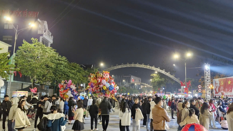 "Lễ hội Du lịch v&agrave; Ẩm thực Sen" sẽ diễn ra trong ba ng&agrave;y, chủ yếu ở kh&ocirc;ng gian phố đi bộ TP Vinh với nhiều chương tr&igrave;nh văn h&oacute;a lớn, sản phẩm du lịch đa dạng, đặc sắc đến từ nhiều tỉnh, th&agrave;nh