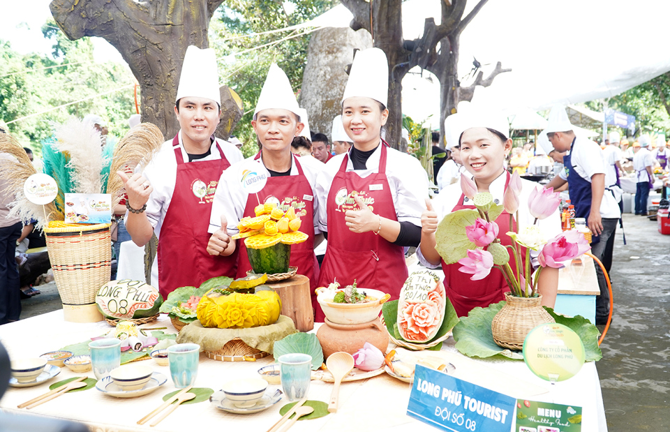 Ng&agrave;y hội kh&ocirc;ng chỉ tạo s&acirc;n chơi hấp dẫn cho c&aacute;c đội thi s&aacute;ng tạo ra những m&oacute;n ăn mới lạ, bổ dưỡng m&agrave; c&ograve;n l&agrave; cơ hội để du kh&aacute;ch kh&aacute;m ph&aacute; những hương vị độc đ&aacute;o từ nguồn nguy&ecirc;n liệu gi&agrave;u dinh dưỡng n&agrave;y.