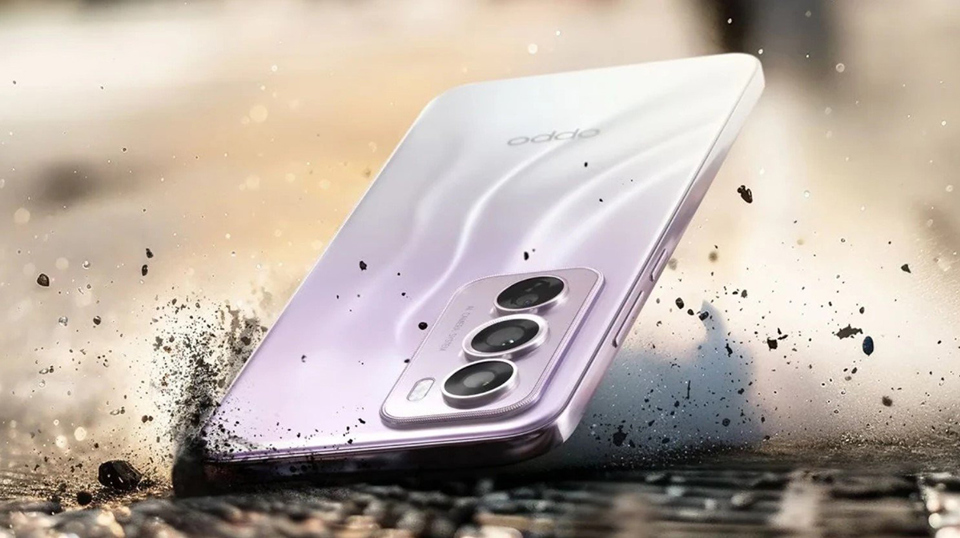 OPPO Reno 13 Pro sở hữu m&agrave;n h&igrave;nh cong tr&agrave;n cạnh &nbsp;