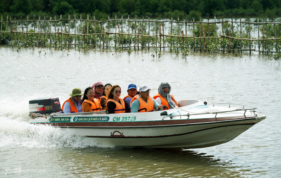 Tour xuy&ecirc;n rừng được thực hiện bằng cano hoặc v&otilde; l&atilde;i (một loại phương tiện thủy gia dụng tại địa phương).