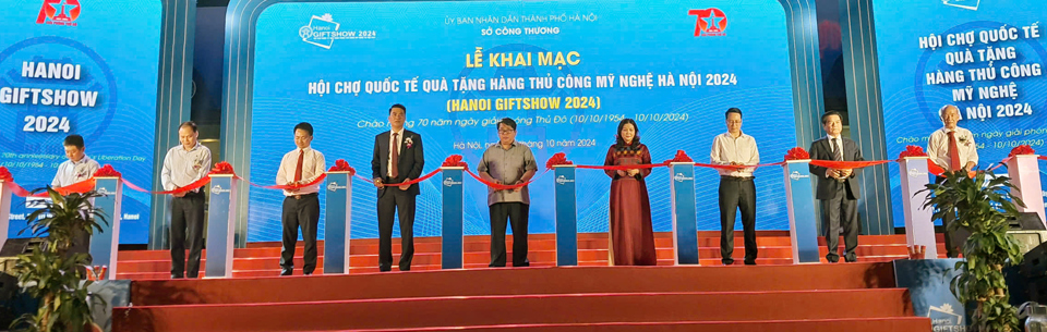 C&aacute;c đại biểu cắt băng khai mạc Hanoi Giftshow 2024. Ảnh: Ho&agrave;i Nam