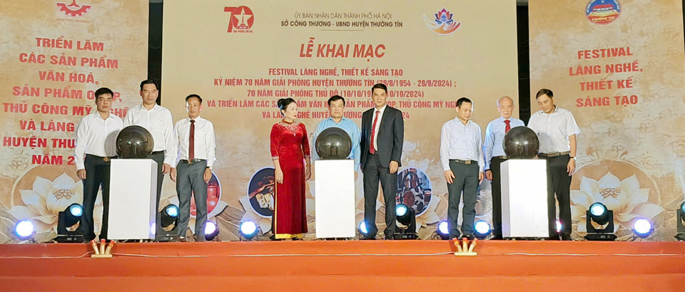 C&aacute;c đại biểu nhấn n&uacute;t khai mạc sự kiện&nbsp;Festival&nbsp;tối 11/10 tại huyện Thường T&iacute;n . Ảnh: Ho&agrave;i Nam