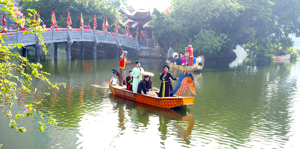 G&oacute;c ph&iacute;a T&acirc;y Nam hồ c&oacute; đền Qu&aacute;n Th&aacute;nh (đường Thanh Ni&ecirc;n) &ndash; một trong Thăng Long tứ trấn; ph&iacute;a Đ&ocirc;ng c&oacute; ch&ugrave;a Thần Quang (phố Ngũ X&atilde;) v&agrave; ch&ugrave;a Ch&acirc;u Long (phố Ch&acirc;u Long) được x&acirc;y từ thời Trần, ph&iacute;a Đ&ocirc;ng Bắc c&oacute; đền An Tr&igrave; (phố Ph&oacute; Đức Ch&iacute;nh); nằm tr&ecirc;n một đảo nhỏ ph&iacute;a Bắc hồ c&oacute; tấm bia đ&aacute; ghi lại sự t&iacute;ch đền Cẩu Nhi.&nbsp;